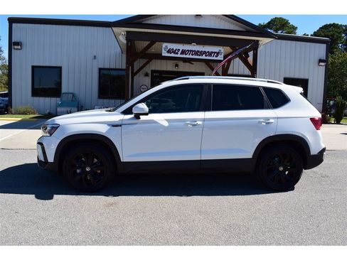 Used 2023 Volkswagen Taos SE w/ Panoramic Sunroof Package image 2