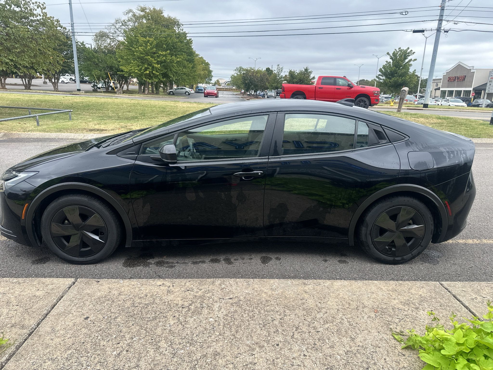 Used 2025 Toyota Prius LE FWD image 7