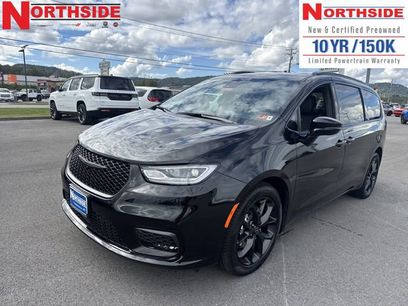 New 2026 Chrysler Pacifica Limited w/ Uconnect Theater Family Group