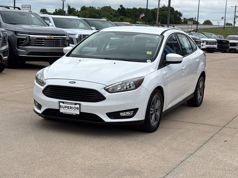 Used 2018 Ford Focus SE w/ SE Appearance Package FWD image 12
