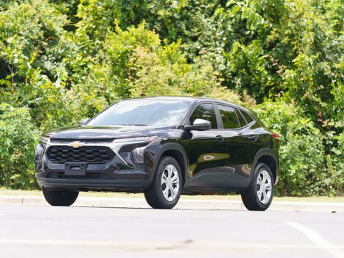 Used 2024 Chevrolet Trax LS FWD image 33