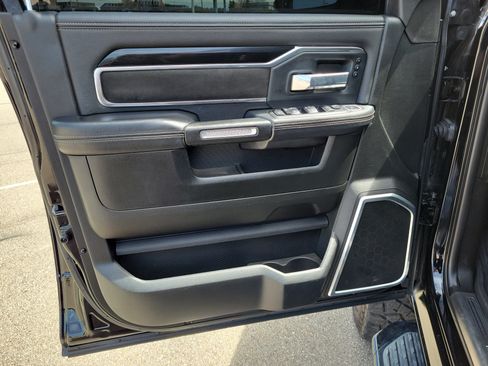 Used 2019 RAM 2500 Laramie w/ Black Appearance Package AWD/4WD image 18