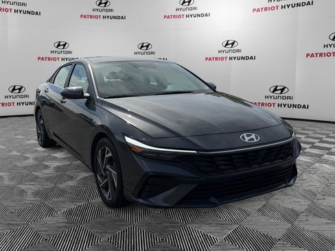 Used 2025 Hyundai Elantra SEL FWD image 1