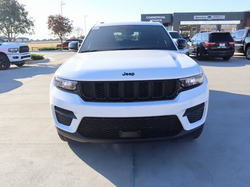 New 2025 Jeep Grand Cherokee Altitude image 9