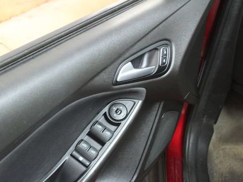 Used 2016 Ford Focus SE w/ Equipment Group 201A FWD image 11