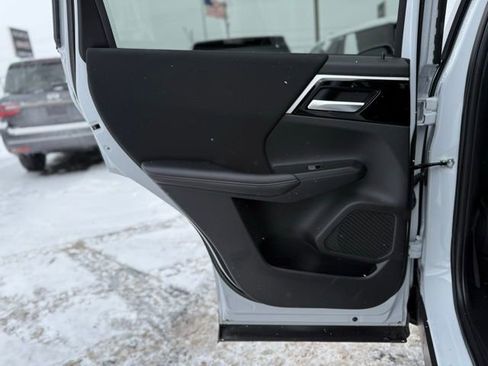 Used 2023 Mitsubishi Outlander ES image 14