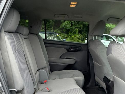 Used 2022 Toyota Highlander LE AWD/4WD image 5
