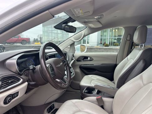 Used 2017 Chrysler Pacifica Touring-L image 9