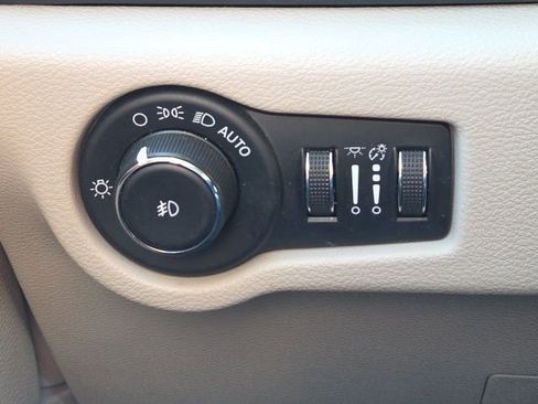 Used 2023 Chrysler Pacifica Touring-L image 30