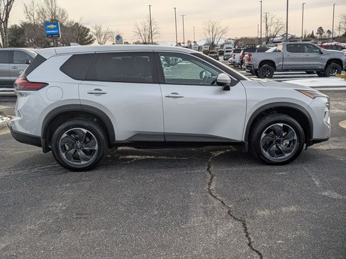 Used 2024 Nissan Rogue SV image 10