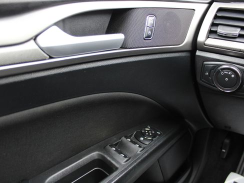 Used 2017 Ford Fusion SE w/ Fusion SE Technology Package FWD image 32