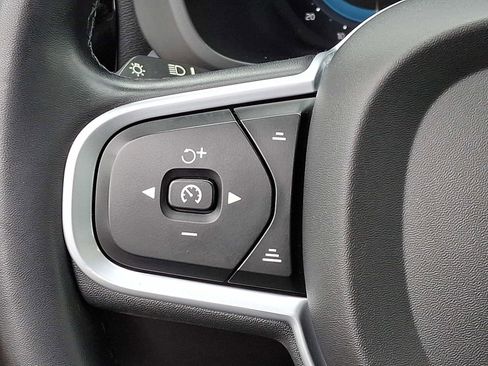 Used 2022 Volvo XC60 B5 Momentum image 24