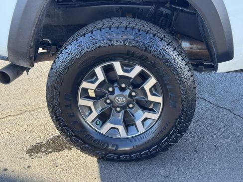 Used 2020 Toyota Tacoma TRD Off-Road image 38