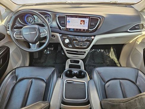Used 2023 Chrysler Pacifica Touring-L FWD image 21
