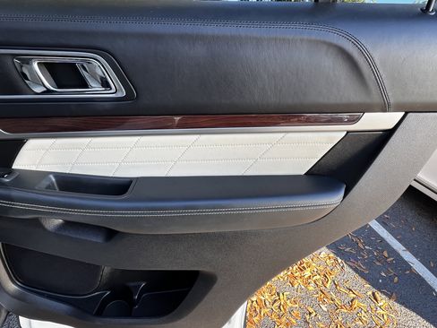 Used 2017 Ford Explorer Platinum image 39