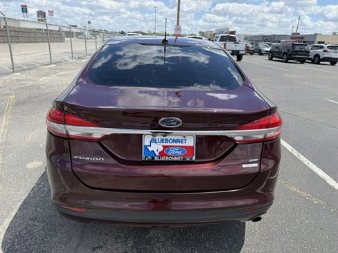 Used 2017 Ford Fusion SE w/ Fusion SE Technology Package FWD image 5