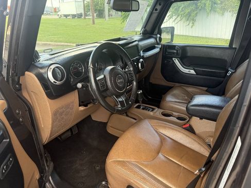 Used 2014 Jeep Wrangler Unlimited Sahara w/ Max Tow Package AWD/4WD image 9