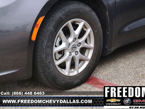Used 2023 Chrysler Pacifica Touring-L FWD image 10