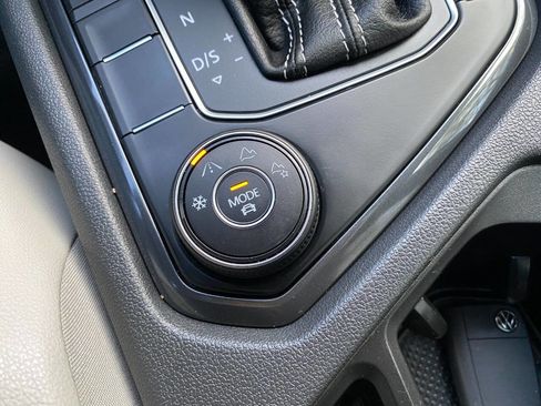 Used 2021 Volkswagen Tiguan SE image 36