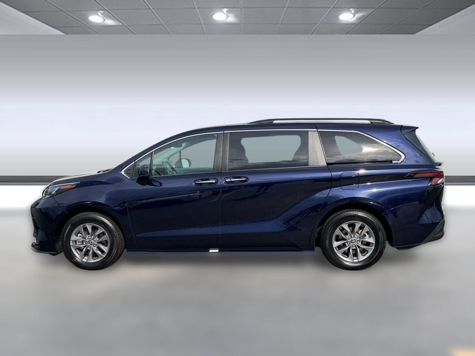 Used 2025 Toyota Sienna XLE FWD image 2