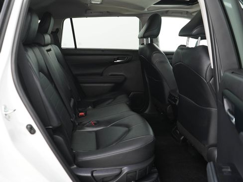 Used 2025 Toyota Highlander XLE AWD/4WD image 12