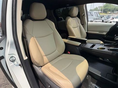 Used 2023 Toyota Sienna XSE FWD image 18