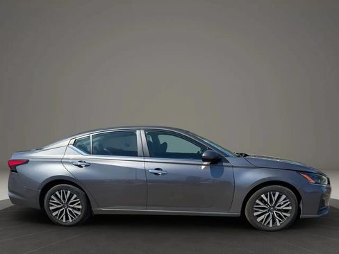 Used 2023 Nissan Altima 2.5 SV FWD image 4