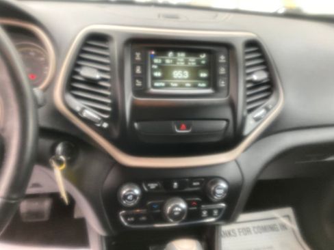 Used 2017 Jeep Cherokee Latitude image 25