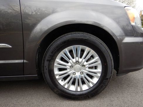 Used 2016 Chrysler Town & Country Limited FWD image 29