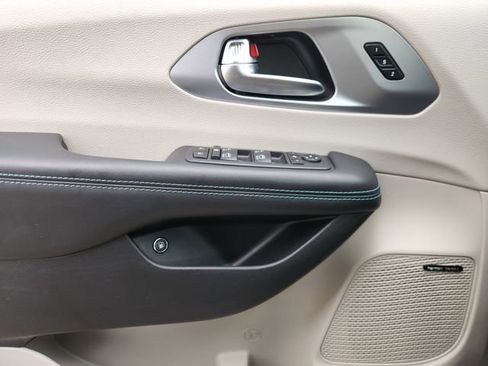 Used 2020 Chrysler Pacifica Limited w/ Advanced Safetytec Group image 20