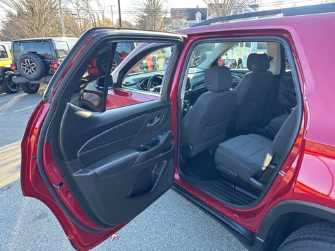 Used 2021 Chevrolet Traverse LT image 30