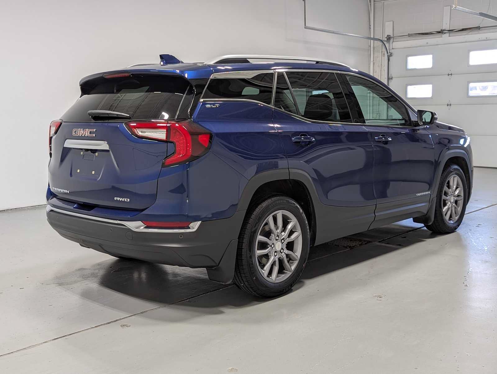 Used 2022 GMC Terrain SLT w/ Tech Package AWD/4WD image 8