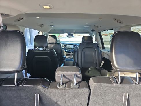 Used 2023 Chrysler Pacifica Touring-L image 16