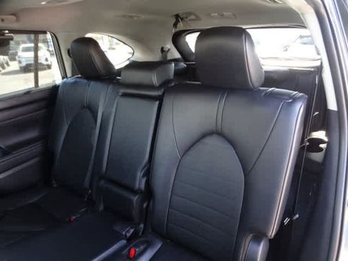 Used 2025 Toyota Highlander XLE image 20