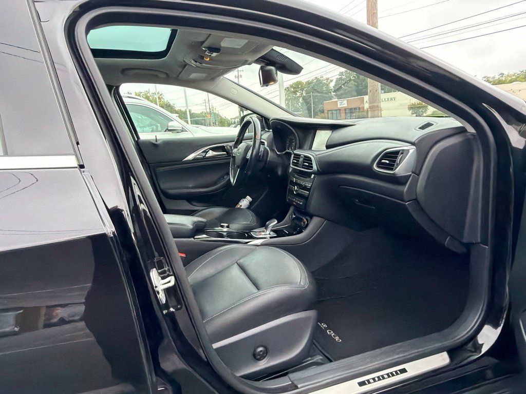 Used 2018 INFINITI QX30 Premium w/ Navigation Package AWD/4WD image 2