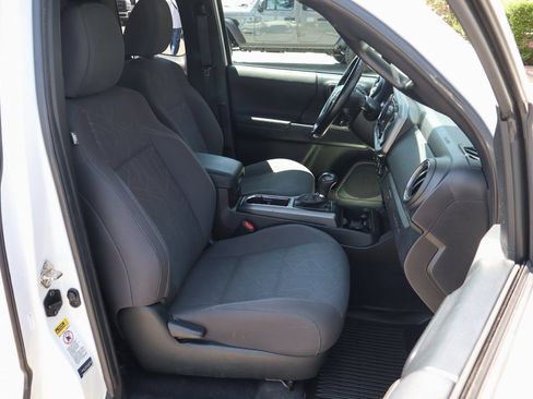 Used 2016 Toyota Tacoma TRD Sport image 38