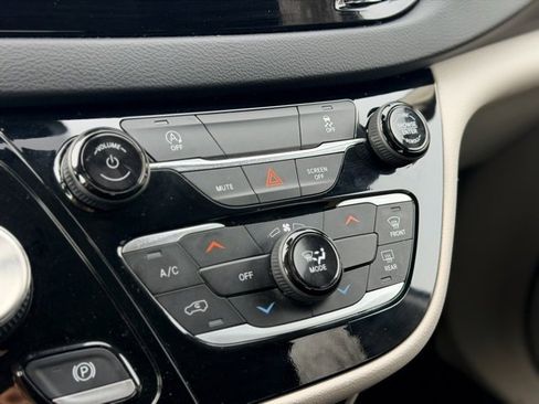 Used 2023 Chrysler Voyager LX image 15