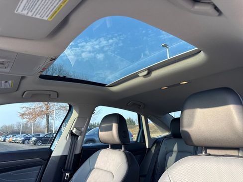 Used 2025 Volkswagen Jetta SEL image 12