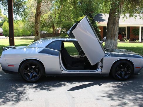 Used 2018 Dodge Challenger R/T w/ Quick Order Package 22P T/A RWD image 40