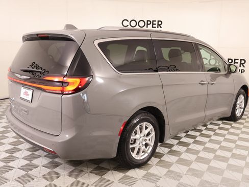 Used 2021 Chrysler Pacifica Touring-L FWD image 21