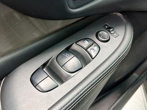 Used 2017 Nissan Murano S image 16