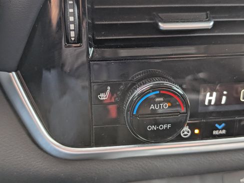 Used 2021 Nissan Rogue SL w/ Premium Package image 18