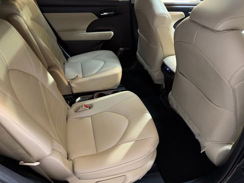Used 2021 Toyota Highlander XLE AWD/4WD image 44