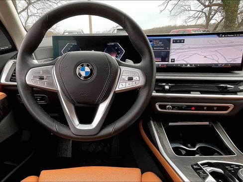 Used 2025 BMW X7 xDrive40i w/ Premium Package image 6
