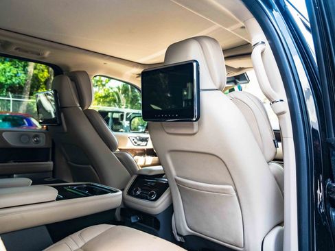 Used 2018 Lincoln Navigator Reserve w/ Technology Package AWD/4WD image 32