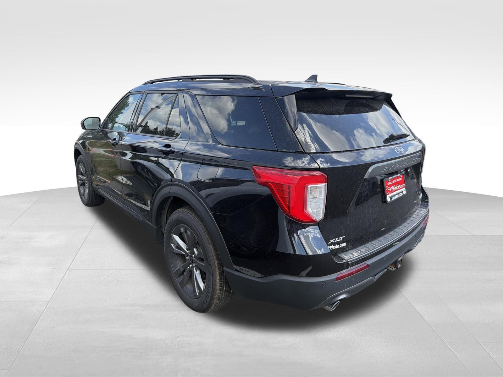 Used 2022 Ford Explorer XLT w/ XLT Sport Appearance Package AWD/4WD image 3