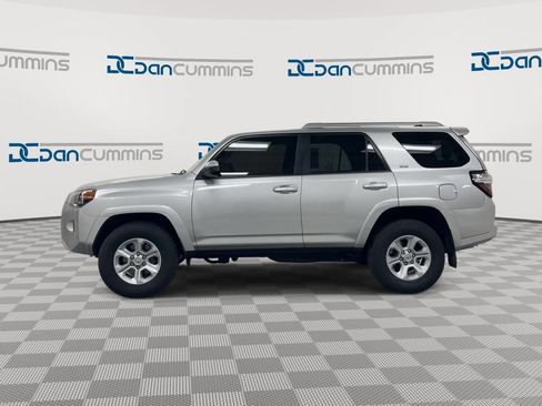 Used 2017 Toyota 4Runner SR5 AWD/4WD image 5