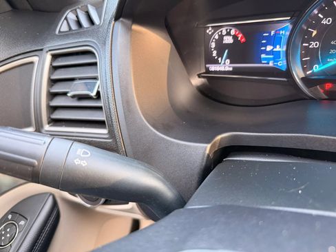 Used 2018 Ford Explorer XLT w/ Equipment Group 202A AWD/4WD image 33