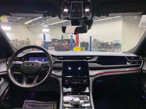 Used 2023 Jeep Grand Cherokee Overland w/ Luxury Tech Group IV image 24