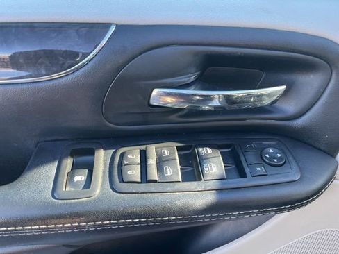 Used 2016 Chrysler Town & Country Touring image 13